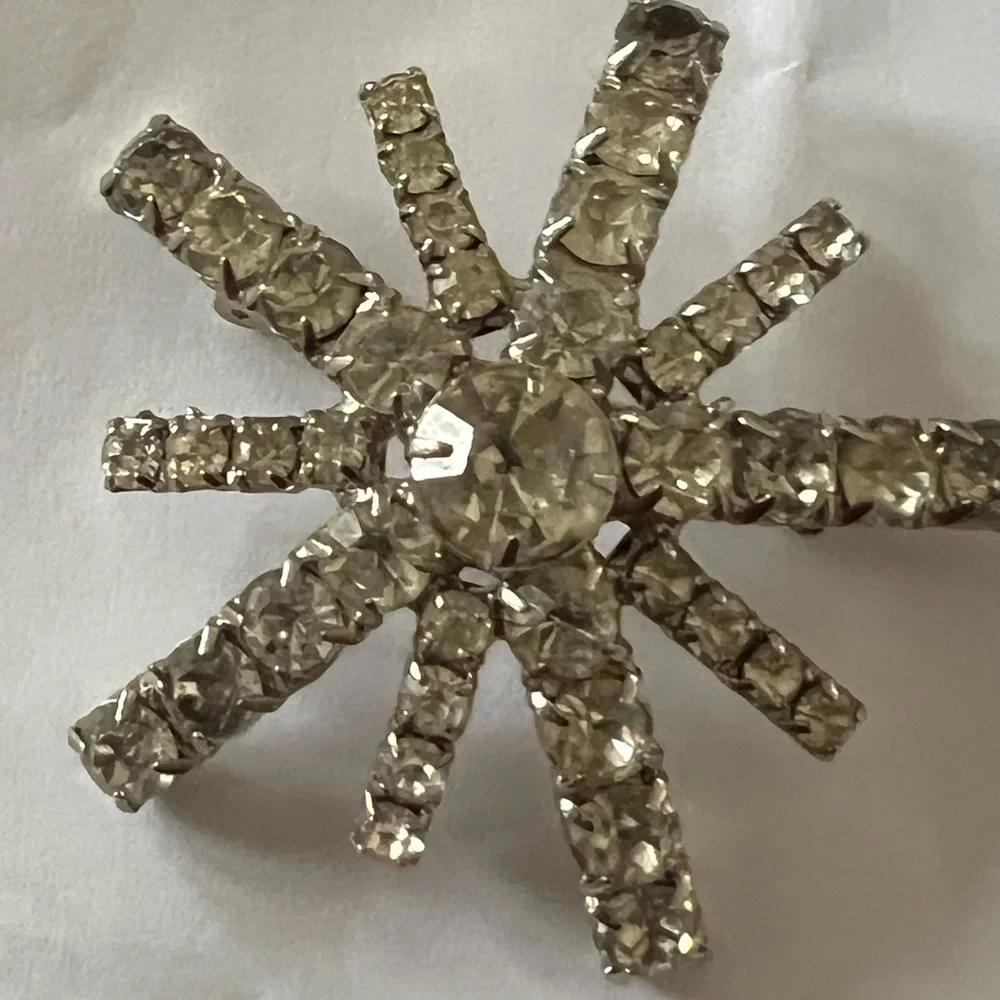 Vintage Sparkling Rhinestone Starburst Brooch